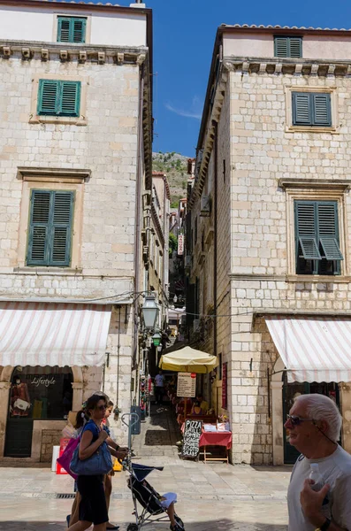Turistas nas ruas da cidade velha Dubrovnik — Fotografia de Stock