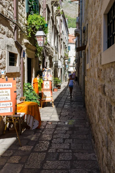 Turistas nas ruas da cidade velha Dubrovnik — Fotografia de Stock