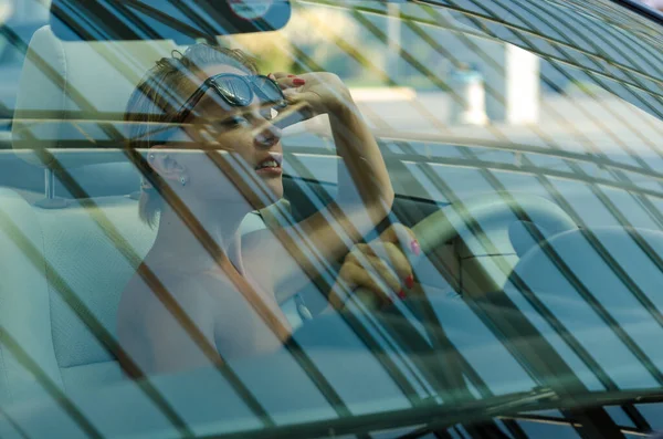 Mujer conduciendo un coche —  Fotos de Stock