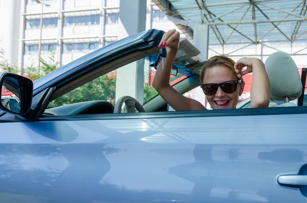 Mulher dirigindo um carro — Fotografia de Stock