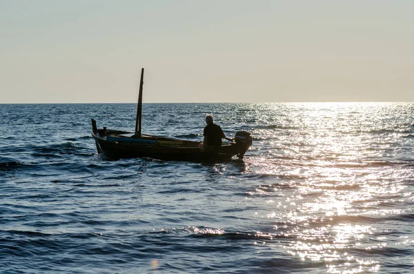 Fiskare i sin båt — Stockfoto