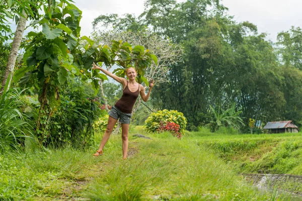 Turista en los arrozales — Foto de Stock