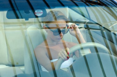 Kadın araba kullanıyor.