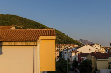 Budva Sokaklarında Cephe