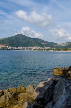 Budva kıyı şeridi manzarası