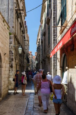 Eski Dubrovnik sokaklarındaki turistler