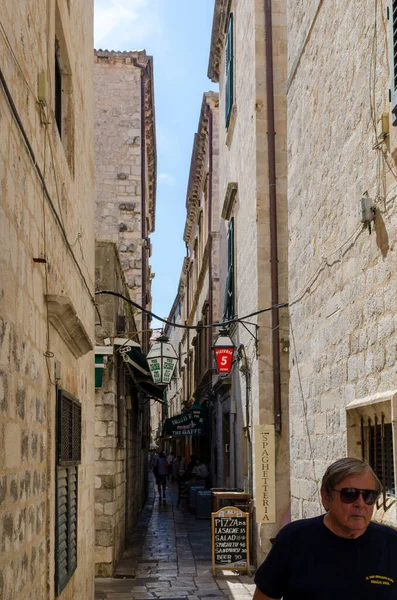Touristes dans les rues de la vieille ville Dubrovnik — Photo