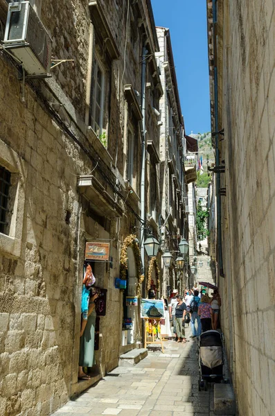 Turistas nas ruas da cidade velha Dubrovnik — Fotografia de Stock