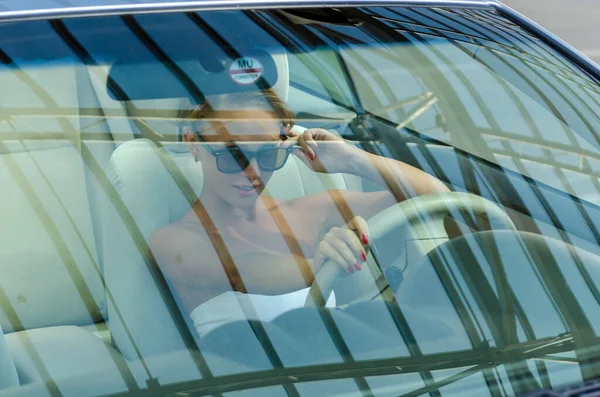 Žena řídí auto — Stock fotografie