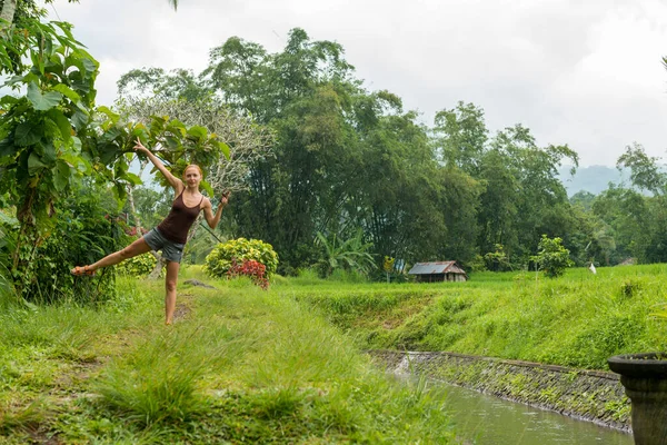 Турист на рисовых плантациях — стоковое фото