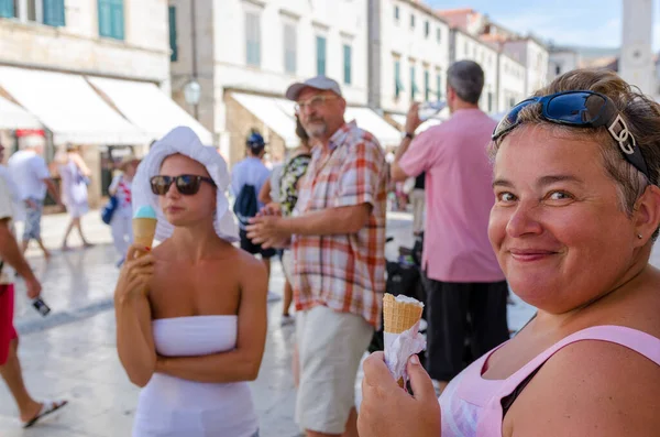Туристы на улицах старого города Дубровник — стоковое фото