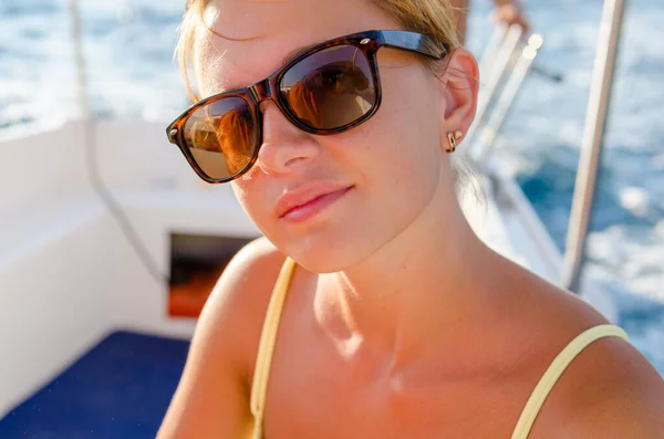 Femme rouge sur une croisière en yacht — Photo