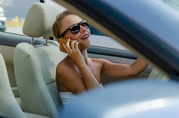 Woman driving a car — Stock Photo, Image