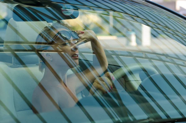 Mulher dirigindo um carro — Fotografia de Stock