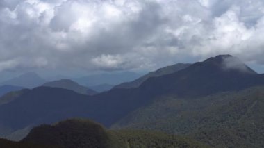 Dağların üzerinde hareket eden bulutların videosu