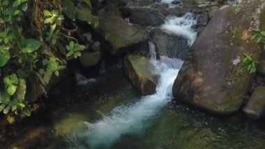 Nehir akışının yavaş çekim videosu, vahşi doğada su buharı. 