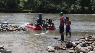 video, orman nehri çalışan insanlarla, arama 