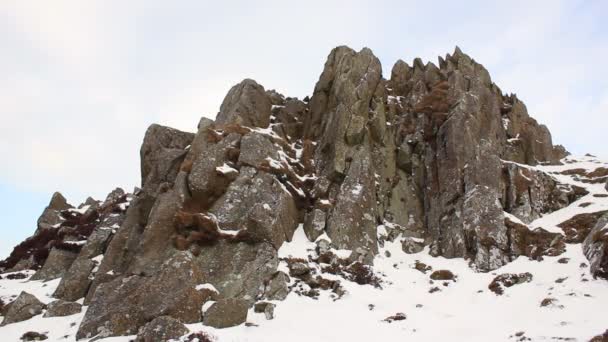 Vidéo Paysage Enneigé Avec Des Rochers Falaise — Video