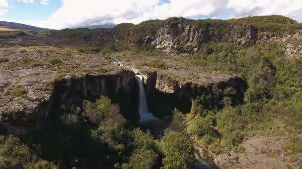 Video Eines Wasserfalls Den Ecuadorianischen Anden Luftaufnahme — Stockvideo