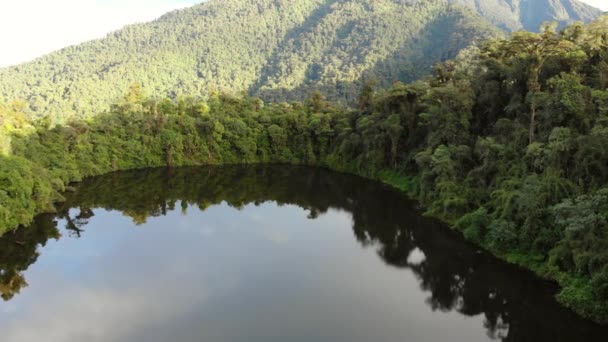 Video Naturlandschaft Mit Bergen Und Seewasser — Stockvideo