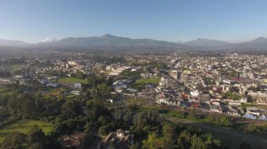 Sangolqui, Ekvador, şehir evleri ve yolların hava görüntüleri. 