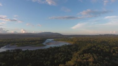 Doğa videosu, ağaçlarla, dağlarla, nehirlerle ve bulutlarla gökyüzü manzarası. 