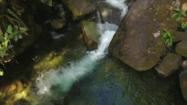 Nehir akışının yavaş çekim videosu, vahşi doğada su buharı. 