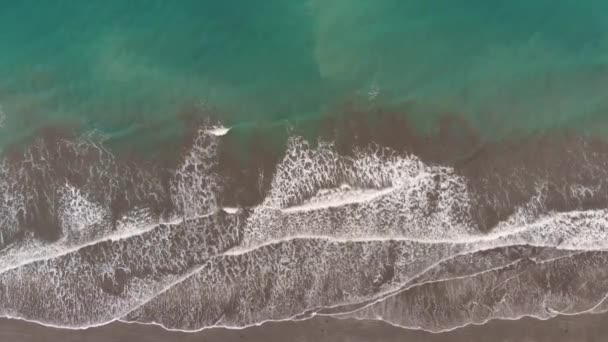 vue aérienne des vagues se brisant sur la plage de sable, vidéo au ralenti 
