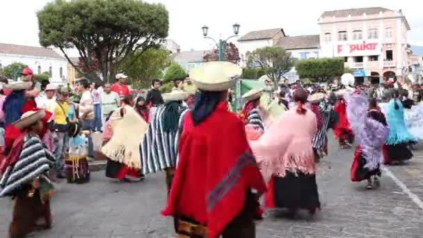 Video Van Parade Stad Straat Mensen Dansen Weg Het Dragen — Stockvideo