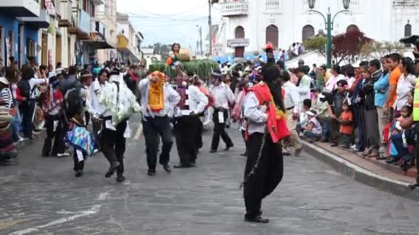 Wideo Parady Ulicy Miejskiej Ludzie Tańczący Drodze Noszący Tradycyjne Stroje — Wideo stockowe