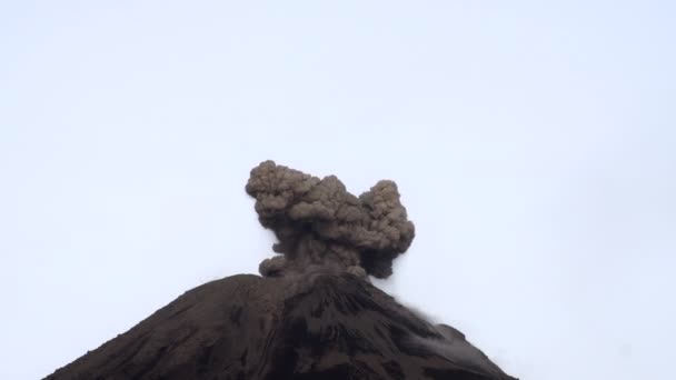 Lassított Felvétel Vulkánkitörés Hegyekben — Stock videók
