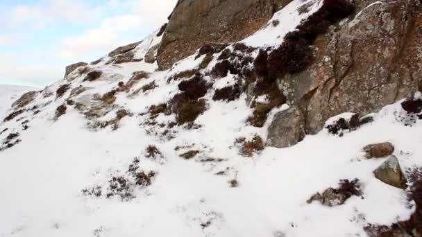 Βίντεο Από Χιόνι Καλύπτονται Τοπίο Της Φύσης Βραχώδεις Λόφους — Αρχείο Βίντεο
