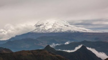 Dağların manzarasının hızlandırılmış videosu, gökyüzündeki bulutlar hızlı hareket ediyor.  