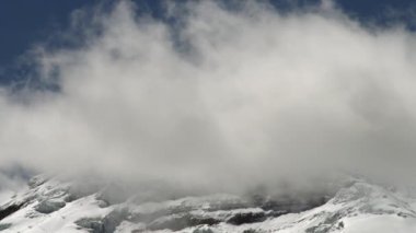 Antisana Volkanı, And Dağları ve Sis 'te yavaş çekim videosu 