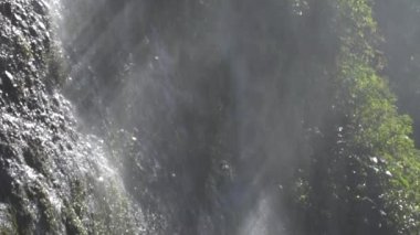 Şelale suyunun yavaş çekim videosu
