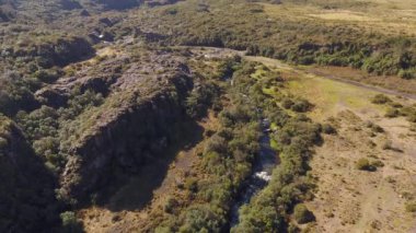 Yaz manzarası ve nehir buharı akışının hava görüntüsü 