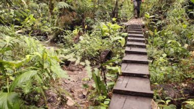 Yürüyen Adam 'ın tahta merdivenlerdeki lastik çizmeli videosu.