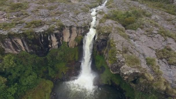 vidéo de cascade à Rio Pita, écoulement de la rivière dans le volcan Cotopaxi dans les Andes équatoriennes