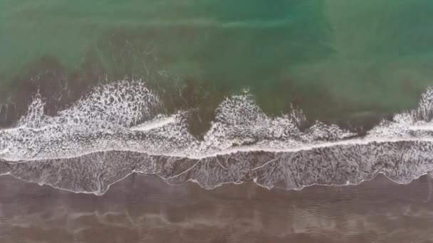 vue aérienne des vagues se brisant sur la plage de sable, vidéo au ralenti 