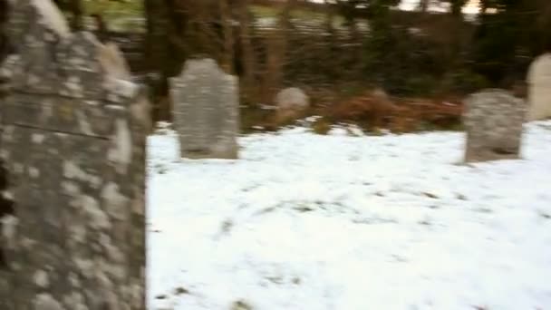 vidéo de paysage enneigé avec tombes sur cimetière 