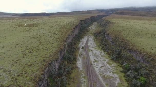 Flying Video Summer Landscape Gully Slopes Cotopaxi Volcano Εκουαδόρ Παγετώνας — Αρχείο Βίντεο