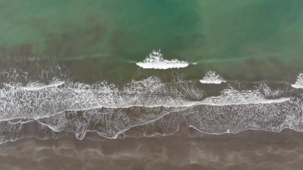 Letecký Pohled Vlny Lámající Písečné Pláži Zpomalené Video — Stock video