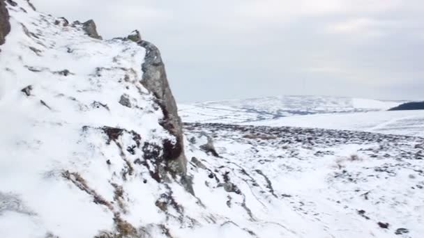 Vidéo Paysage Naturel Enneigé Avec Des Collines Rocheuses — Video