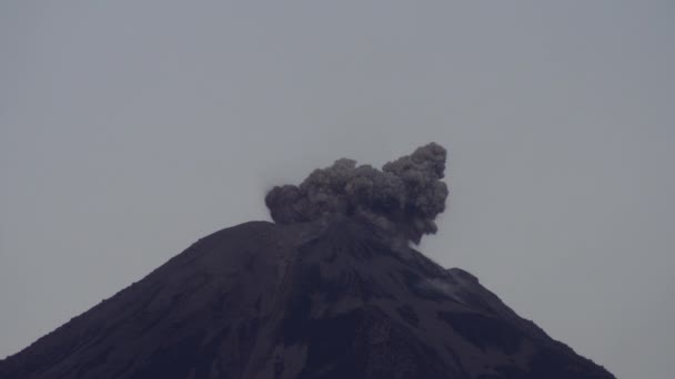 Câmera Lenta Vídeo Erupção Vulcânica Montanha — Vídeo de Stock