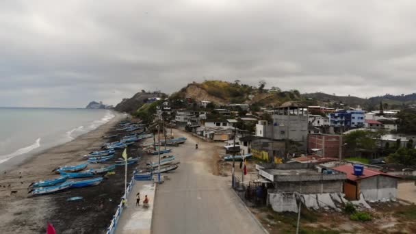 Ondas Oceano Quebrando Praia Areia Vídeo Câmera Lenta Barcos Praia — Vídeo de Stock