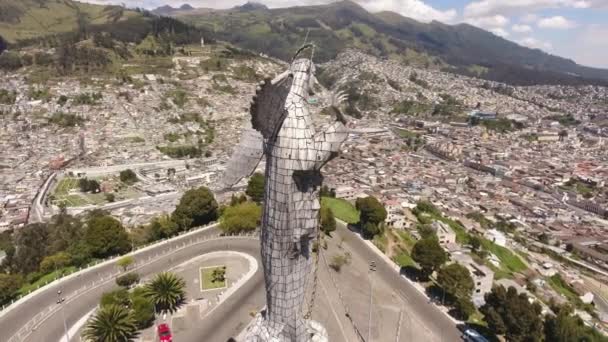 Video Flying Bakom Statyn Jungfru Quito Ecuador Stadsvy — Stockvideo