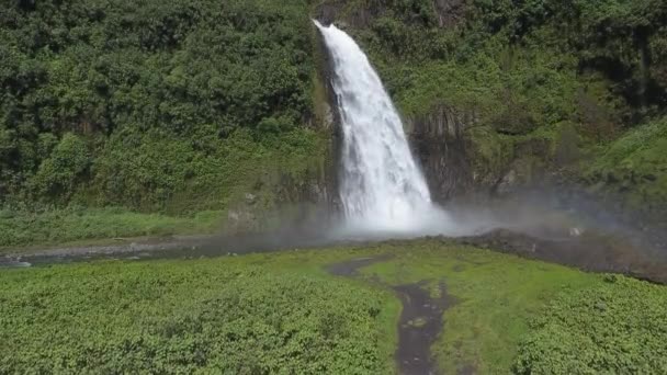 Video Eines Wasserfalls Den Ecuadorianischen Anden Luftaufnahme — Stockvideo