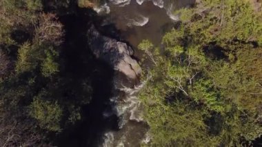 Yaz manzarası ve nehir buharı akışının hava görüntüsü 