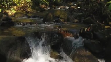 Nehir akışının yavaş çekim videosu, su buharı 