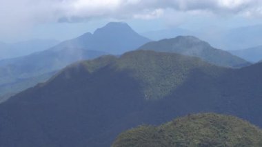 Dağların üzerinde hareket eden bulutların videosu